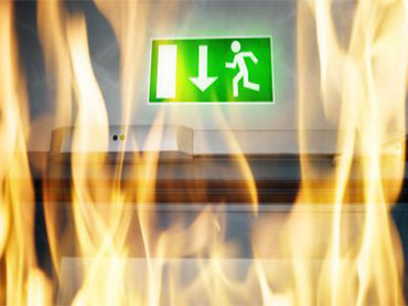 Sortie de secour avec des flammes