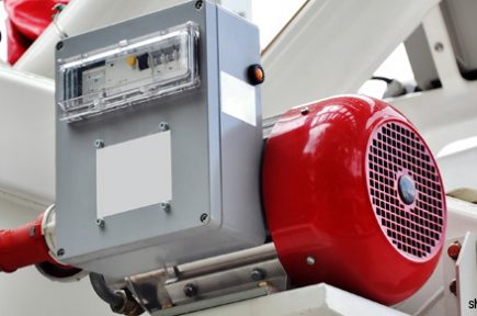 gros plan sur le disjoncteur d'un compresseur industriel